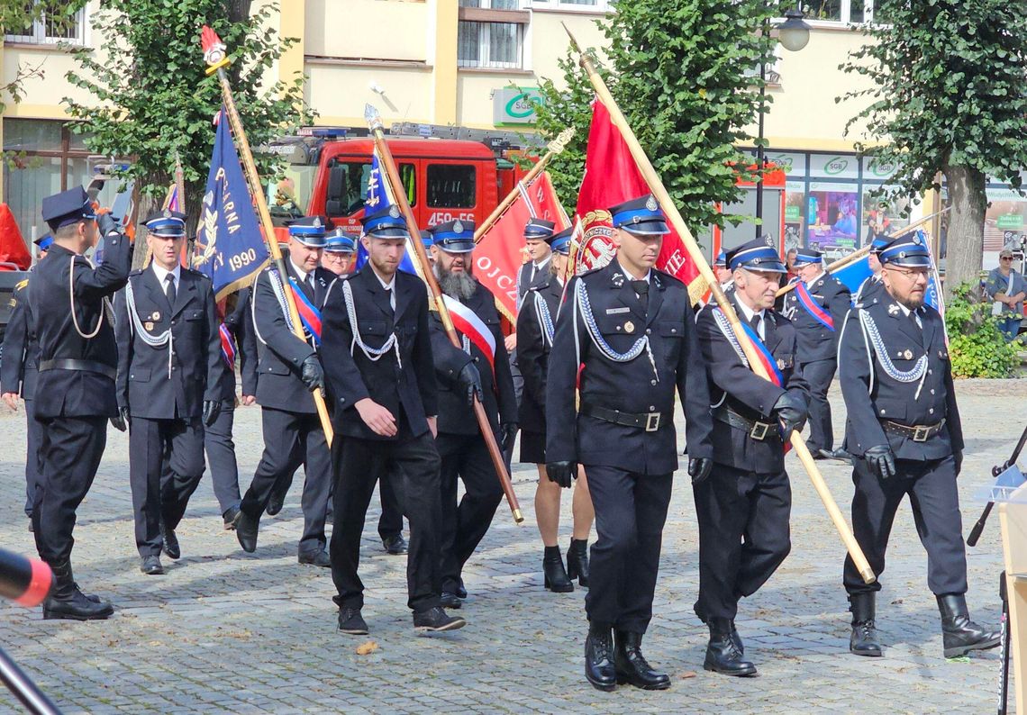 Strażacy z kilku gmin. Tak strażacy przemaszerowali na Plac Wolności na 80-lecie OSP Mieszkowice - film Strażacy z kilku gmin. Tak strażacy przemaszerowali na Plac Wolności na 80-lecie OSP Mieszkowice - film