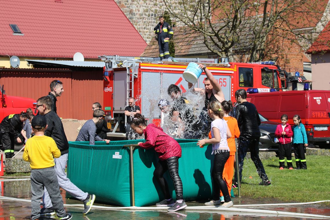 Strażacy zorganizowali bitwę wodną w Wielkanocny Poniedziałek [FOTO, WIDEO]