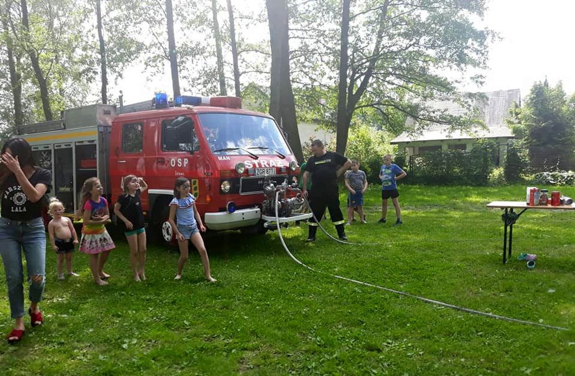 Strażacy zrobili dzieciom niespodziankę [FOTO, WIDEO]