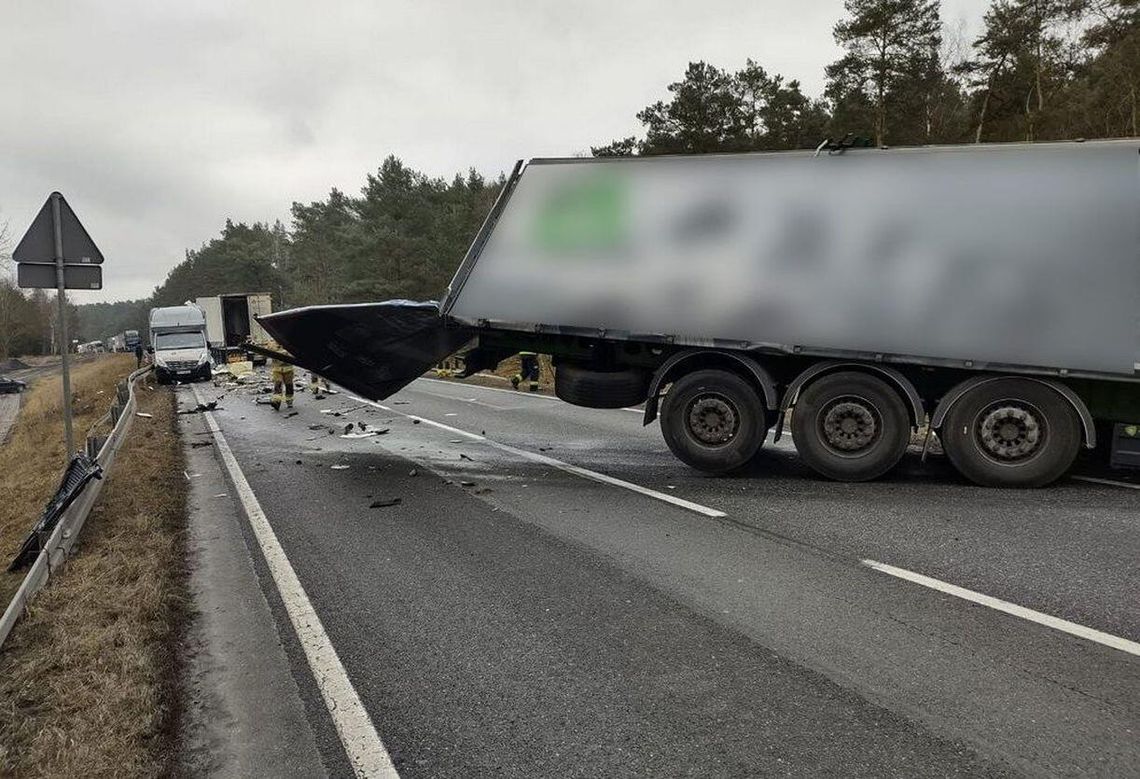 Strzeliła opona w samochodzie ciężarowym i kolizja 2 osobówek Strzeliła opona w samochodzie ciężarowym i kolizja 2 osobówek