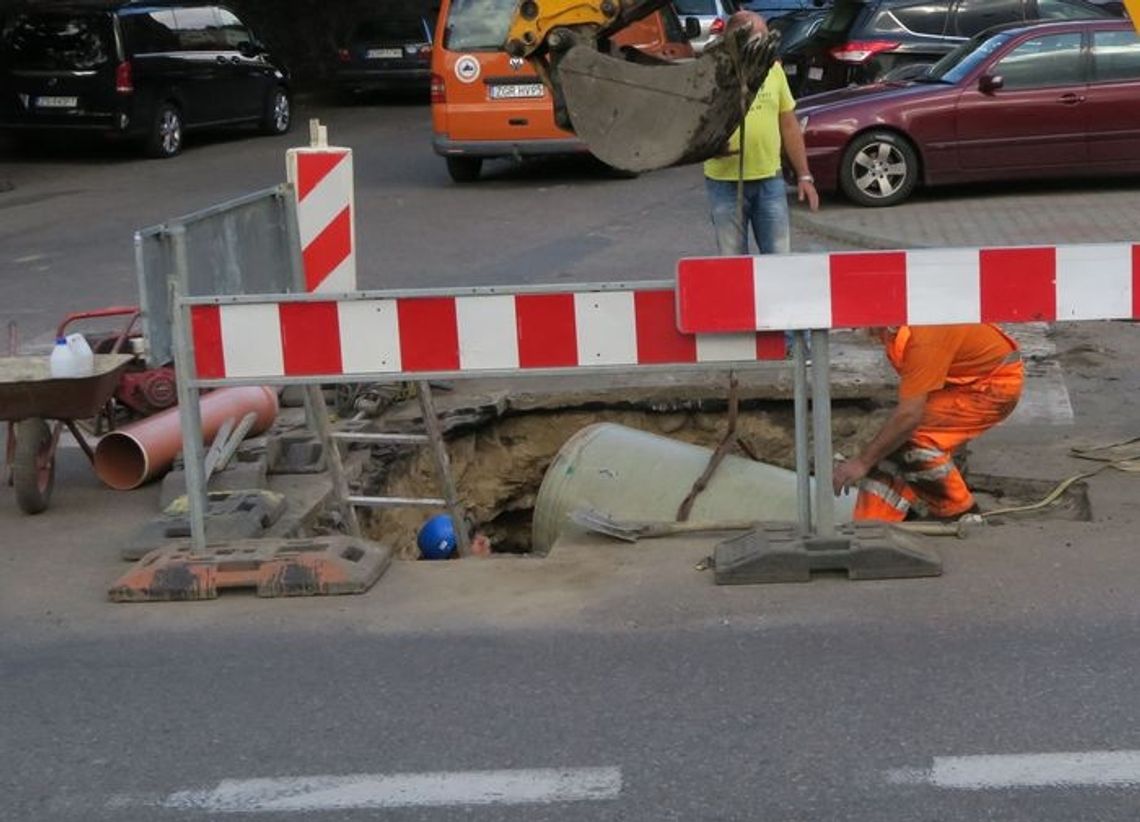 Studzienkę wstawili, ale dziurę zostawili Studzienkę wstawili, ale dziurę zostawili