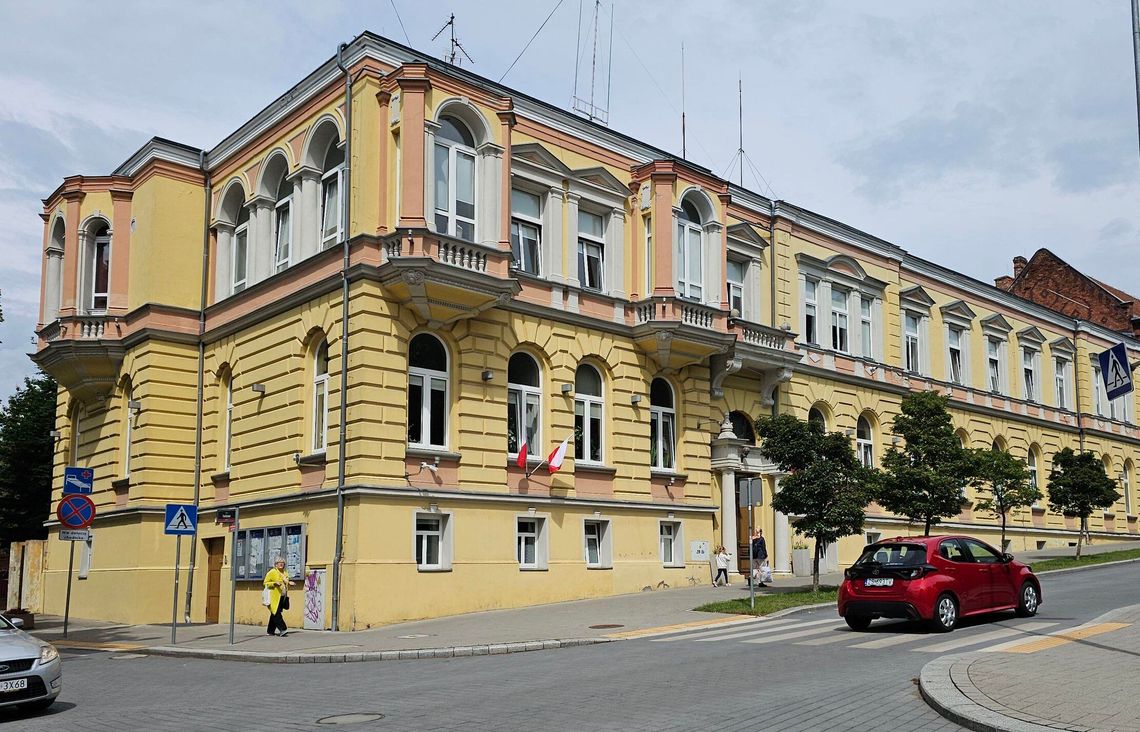 Stwierdzili, że grozi w sekretariacie burmistrza bronią. Do urzędu na sygnałach przyjechała policja Stwierdzili, że grozi w sekretariacie burmistrza bronią. Do urzędu na sygnałach przyjechała policja