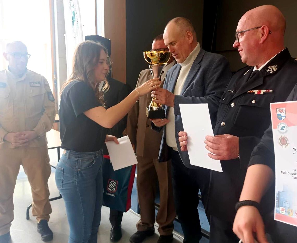 Sukces Julii w powiatowym etapie Turnieju Wiedzy Pożarniczej Sukces Julii w powiatowym etapie Turnieju Wiedzy Pożarniczej