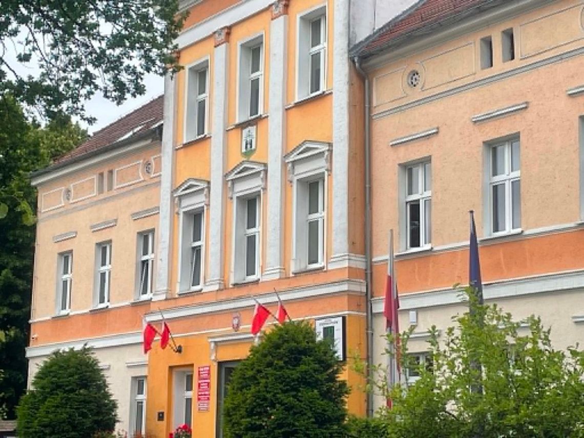 Sukces mieszkańców i redakcji. Policja zmusiła burmistrza Krzysztofa Tkacza do zdjęcia brudnej flagi Sukces mieszkańców i redakcji. Policja zmusiła burmistrza Krzysztofa Tkacza do zdjęcia brudnej flagi