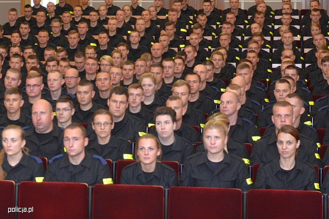 Świadom podejmowanych obowiązków policjanta, ślubuję... Świadom podejmowanych obowiązków policjanta, ślubuję...