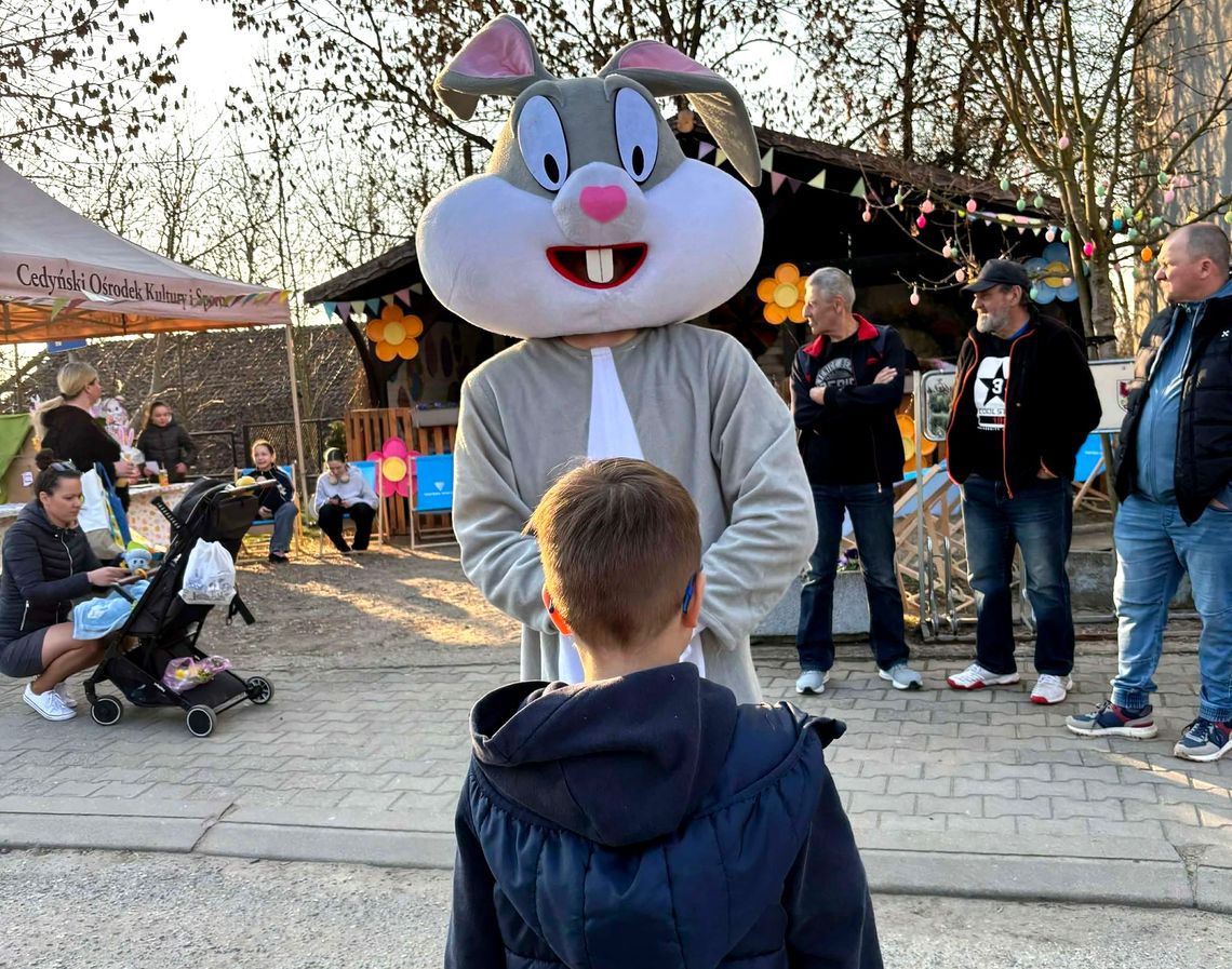 Świąteczna atmosfera w centrum miasteczka. Jarmark Wielkanocny pełen atrakcji