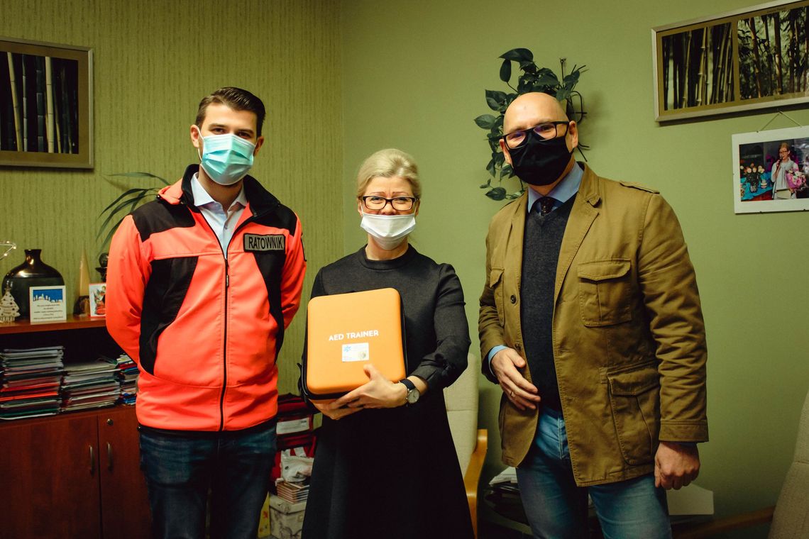 Świąteczne prezenty. Defibrylatory szkoleniowe powędrowały do młodych ratowników Świąteczne prezenty. Defibrylatory szkoleniowe powędrowały do młodych ratowników