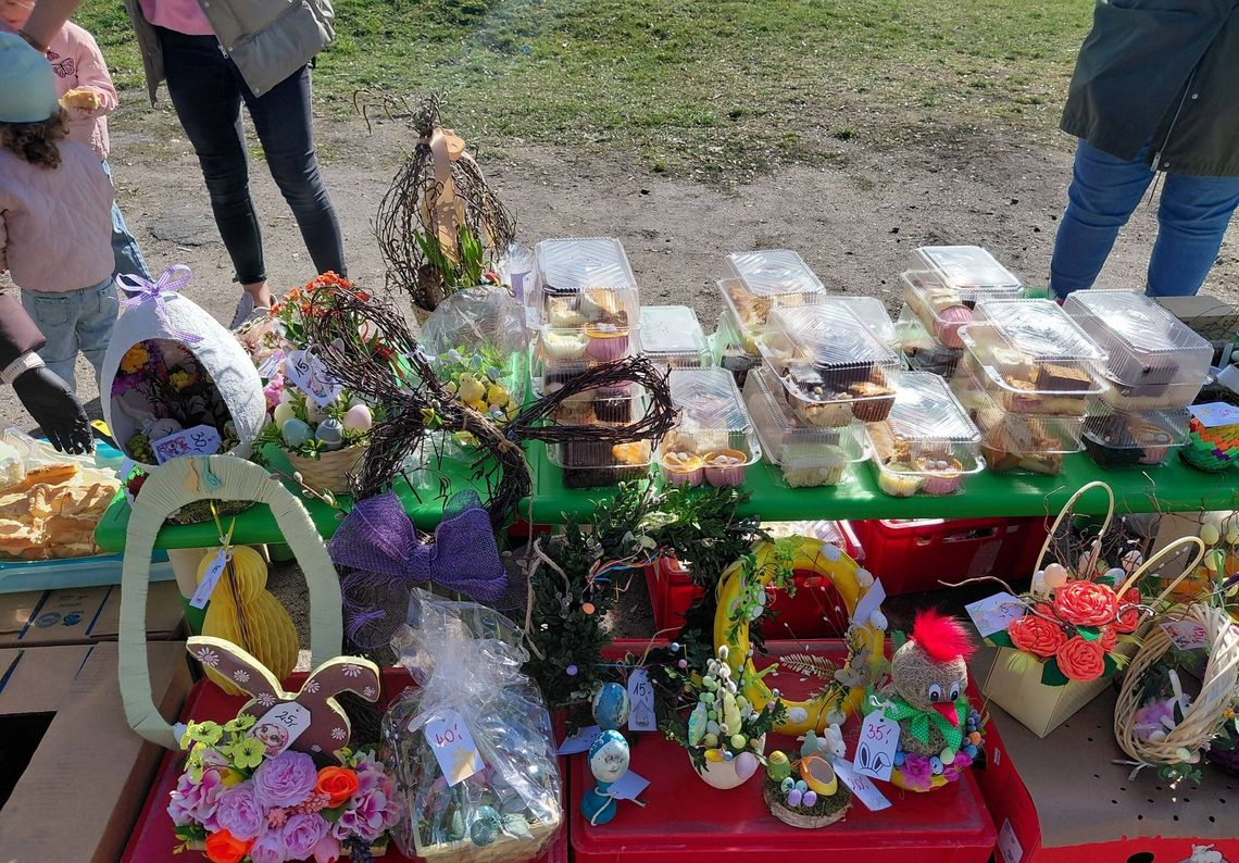 Wielkanocne smaki i kolory na targu. Rodzice przedszkolaków przygotowali wyjątkową niespodziankę