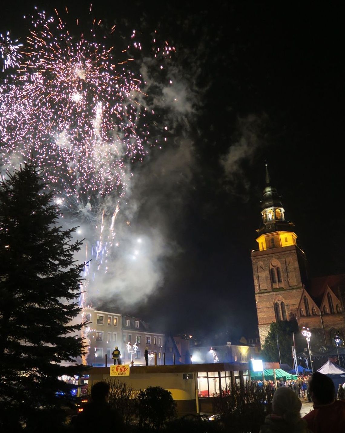 Światełko do nieba odpalone przez strażaków