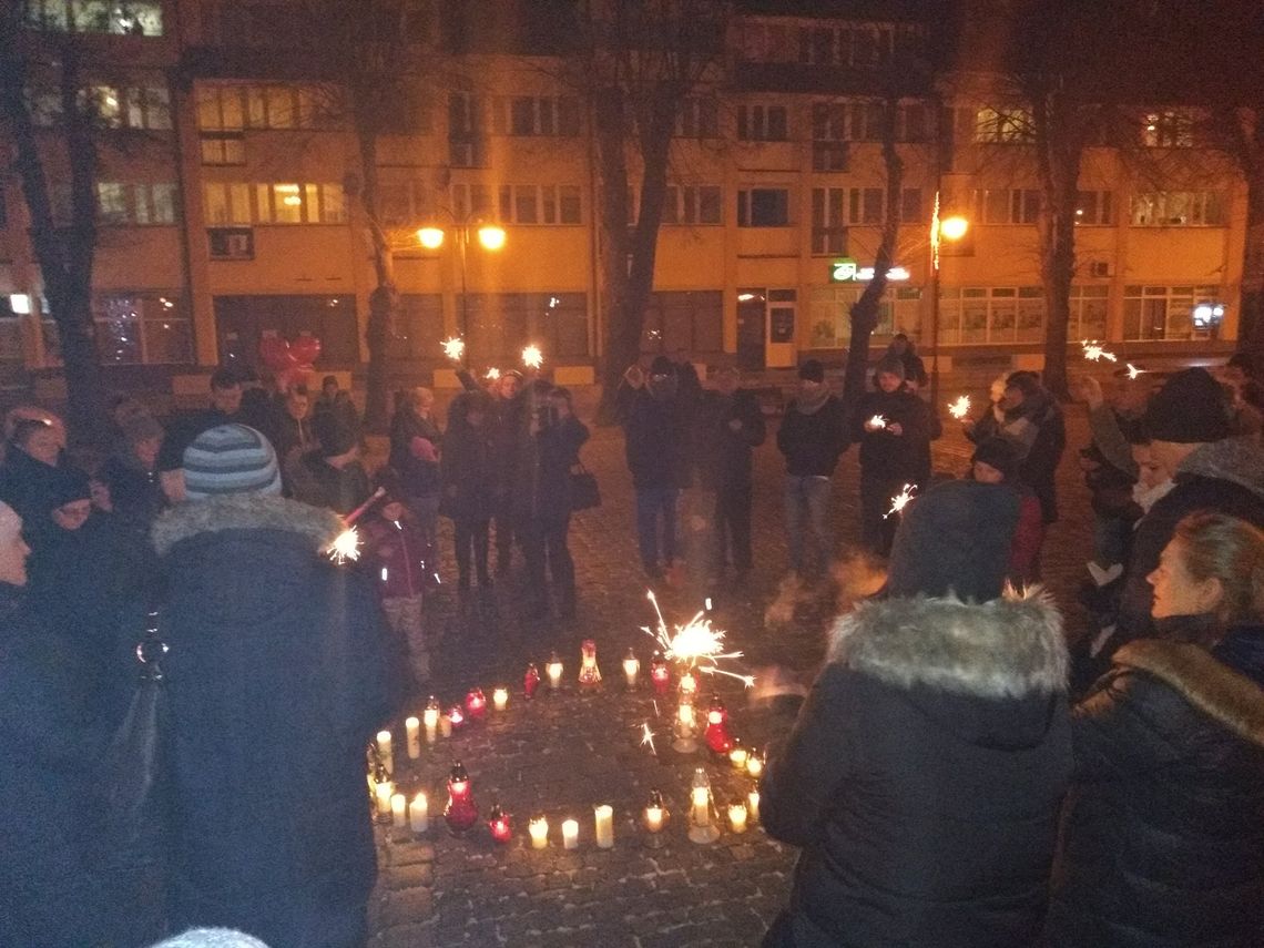 Światełko solidarności z Owsiakiem, znicz ku pamięci prezydenta Adamowicza