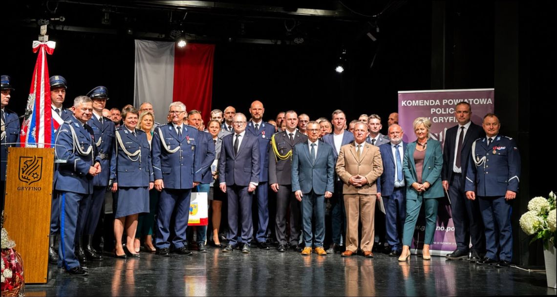 Awanse i odznaczenia w KPP Gryfino. Publikujemy pełną listę awansowanych i odznaczonych Awanse i odznaczenia w KPP Gryfino. Publikujemy pełną listę awansowanych i odznaczonych