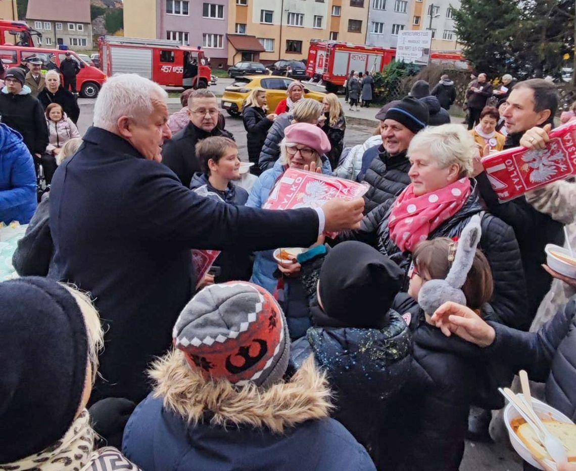 Świętowali w kościele i na cmentarzu. Salwa została oddana