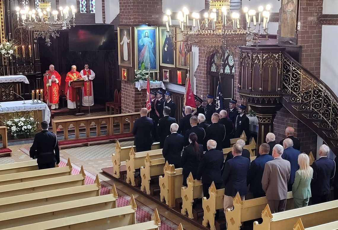 Świętowanie rozpoczęli od mszy św. w intencji strażaków Świętowanie rozpoczęli od mszy św. w intencji strażaków