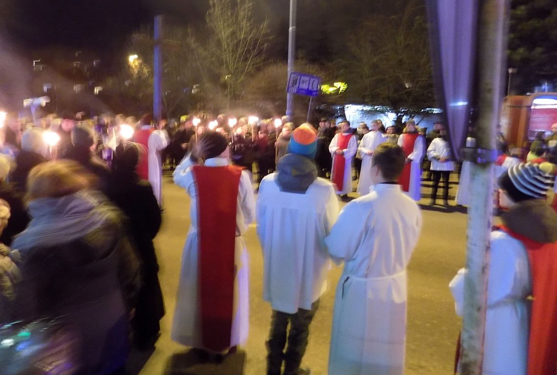 Symbole nadziei nieśli ze sobą uczestnicy tej Drogi Krzyżowej