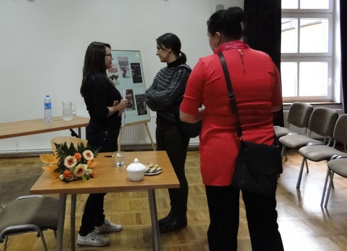 Sympatyczna, nieśmiała dziewczyna w trampkach Sympatyczna, nieśmiała dziewczyna w trampkach