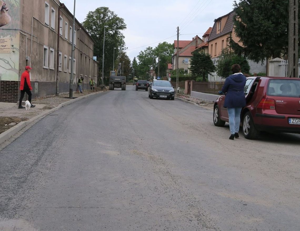 Szczecińska deptakiem z samochodami Szczecińska deptakiem z samochodami