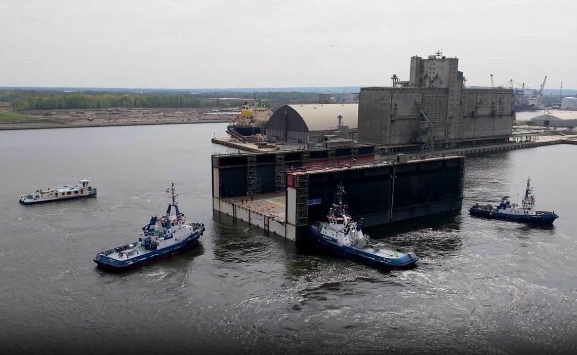 Szczeciński „Wulkan” pręży muskuły. Drugi moduł gigantycznego doku już na wodzie [FILM]