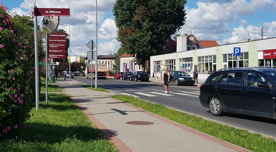 Szła do pracy i potrącona została na pasach. W ciężkim stanie śmigłowiec przetransportował ją do szpitala