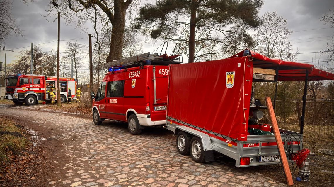 Szybka reakcja służb. Woda wdarła się do budynku, konieczny był specjalistyczny sprzęt Szybka reakcja służb. Woda wdarła się do budynku, konieczny był specjalistyczny sprzęt