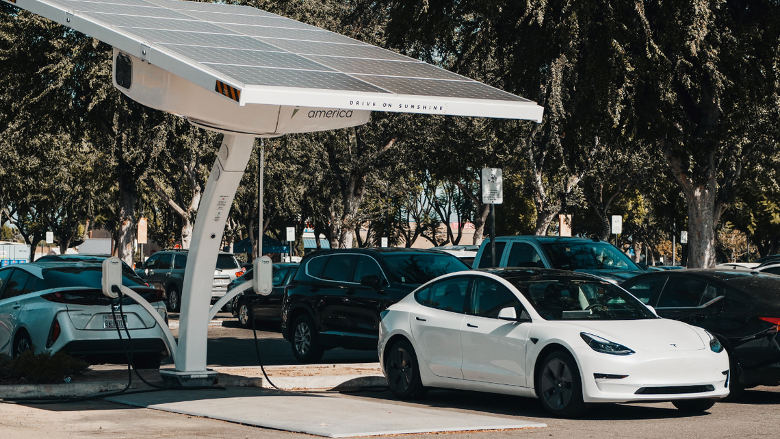 Coraz więcej elektryków, ale i samochodów zasilanych wodorem