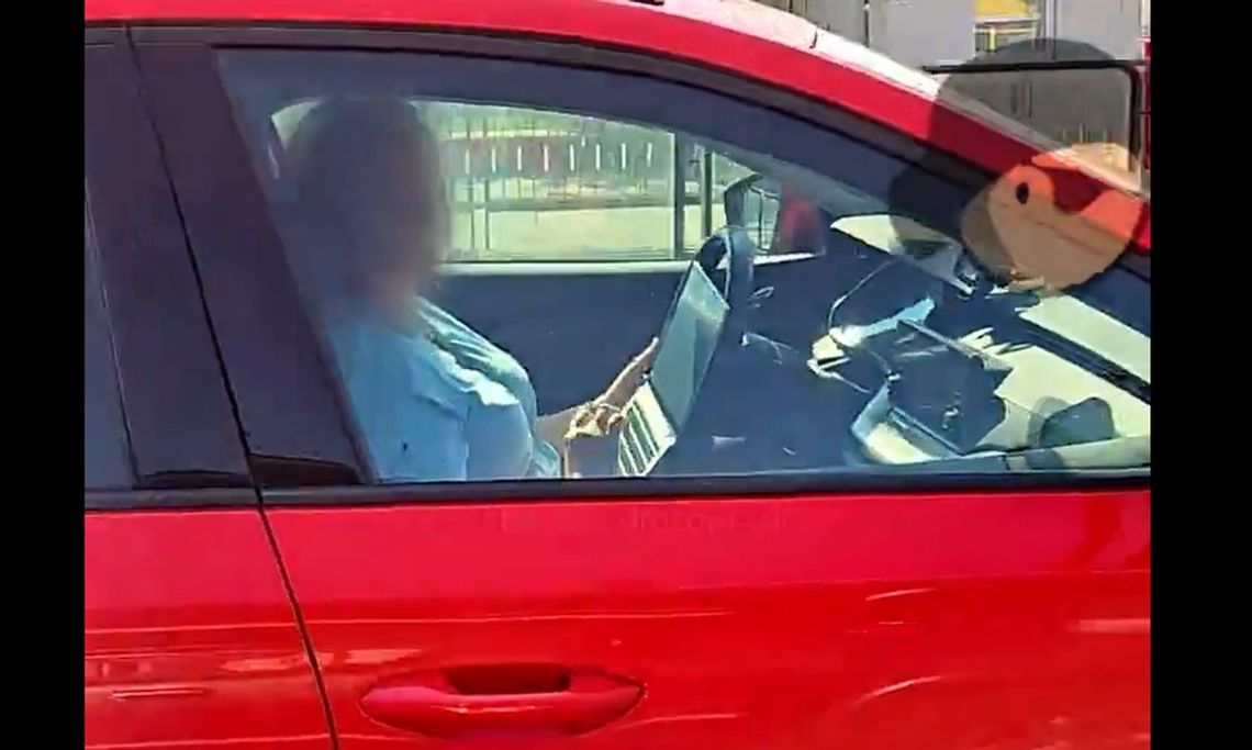 Jechała autem i jednocześnie pracowała na komputerze [WIDEO]