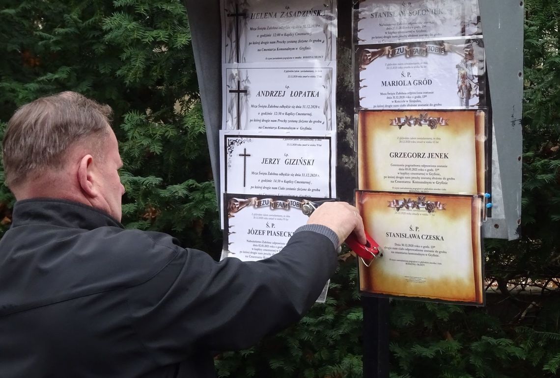 Tablica na cmentarzu też zapełniona klepsydrami