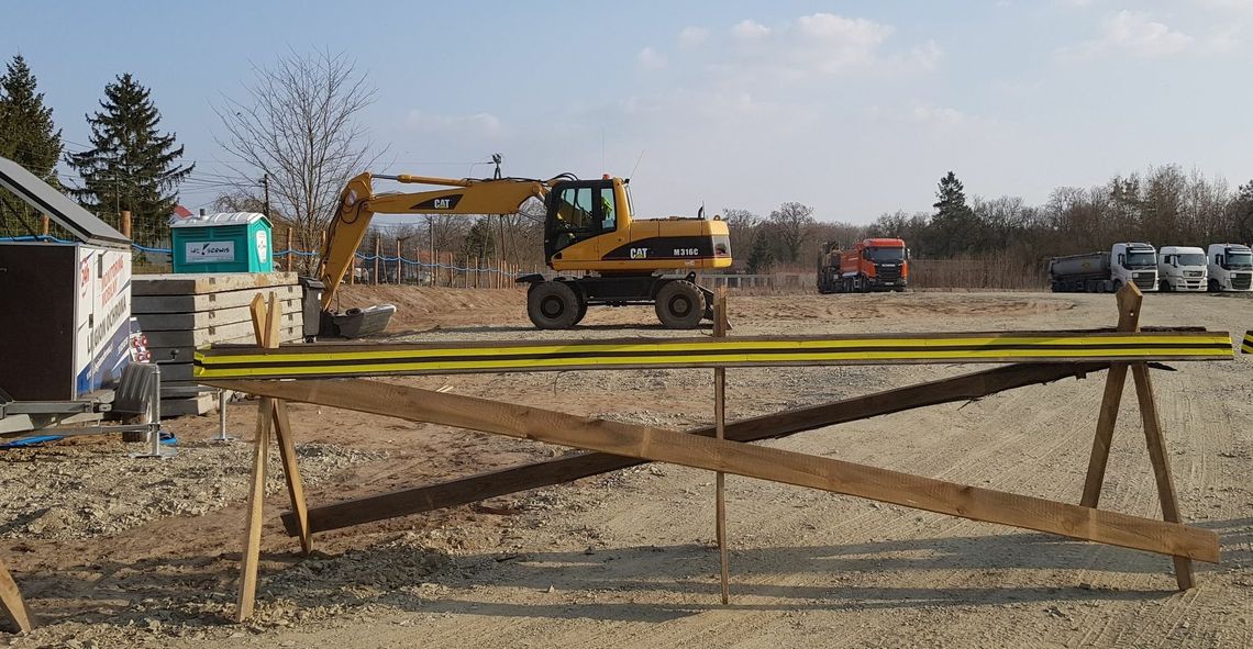 Tajemnicza budowa trwa Tajemnicza budowa trwa