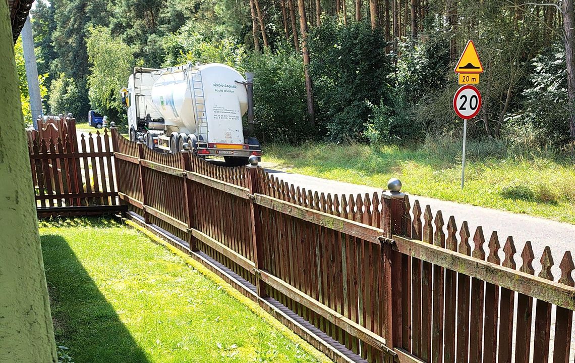 Tajemnicze ciężarówki w Nowym Czarnowie: Mieszkanka przerażona transportem nieznanych substancji Tajemnicze ciężarówki w Nowym Czarnowie: Mieszkanka przerażona transportem nieznanych substancji