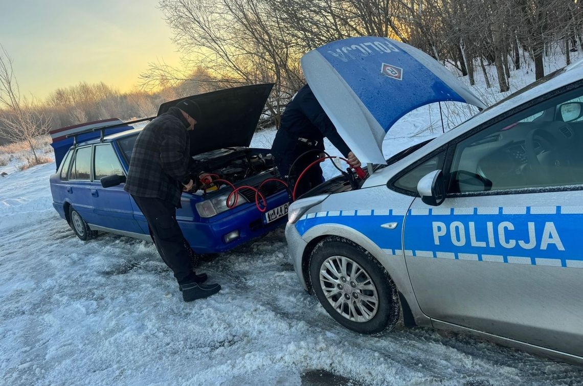 Tajemnicze spotkanie na zaśnieżonym poboczu