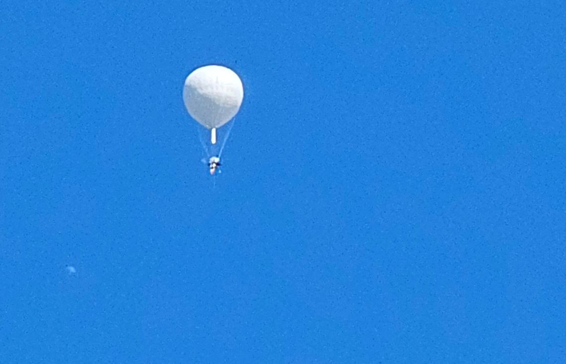 Tajemniczy balon nad plażą. Kto m oko na znajdujących się nad jeziorem Tajemniczy balon nad plażą. Kto m oko na znajdujących się nad jeziorem