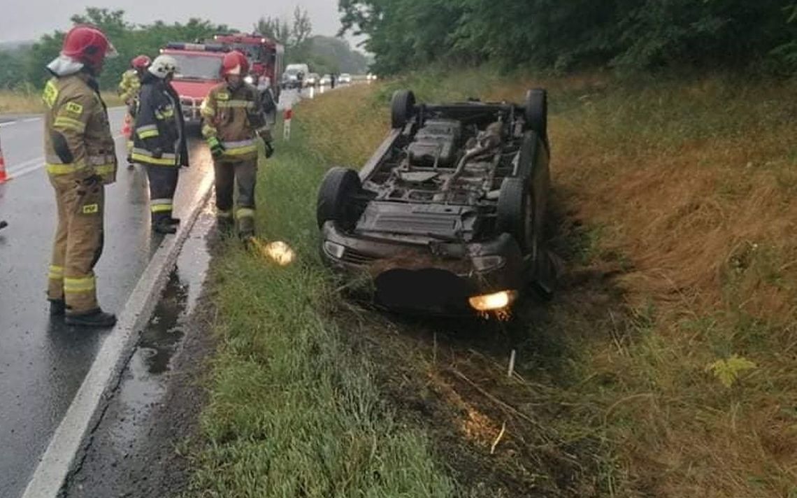 Tak BMW wylądowało w rowie. Ile wynosi mandat za chwilę nieuwagi?