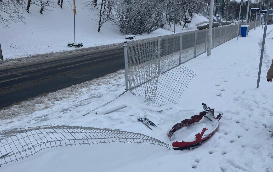 Tak pędził autem, że zderzak zgubił na... peronie