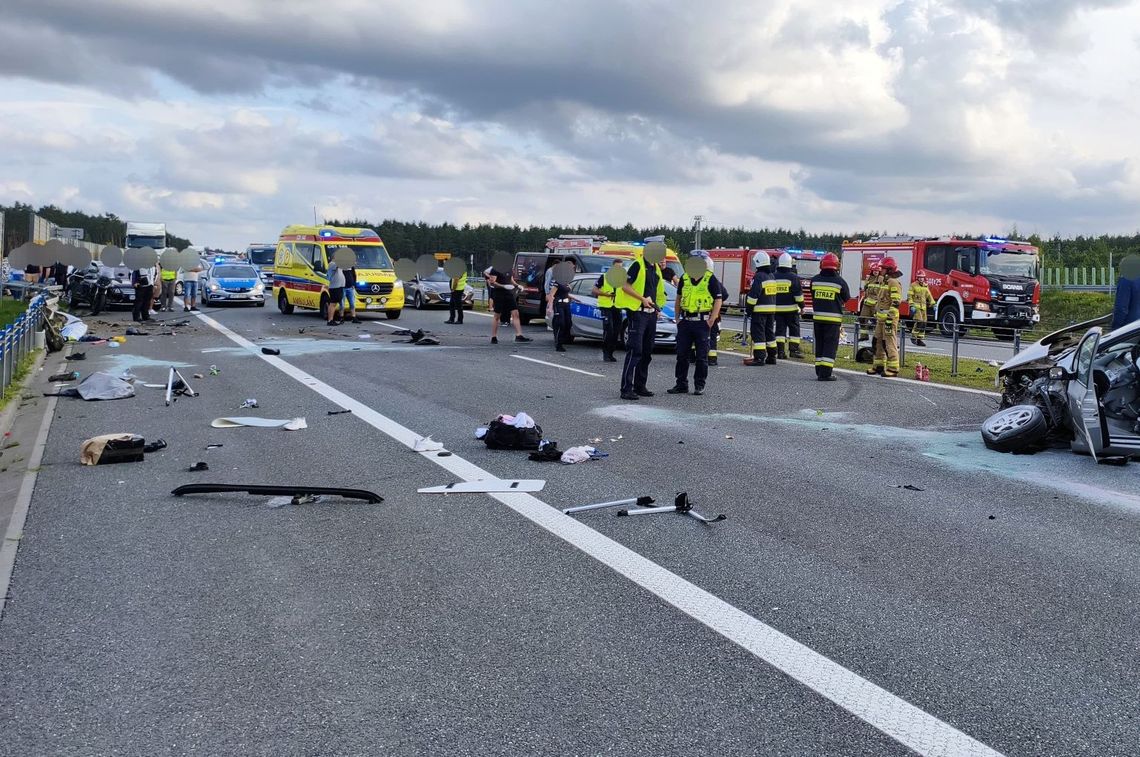 Tak się kończy jazda "zderzak w zderzak". Poszkodowany kierowca w szpitalu Tak się kończy jazda "zderzak w zderzak". Poszkodowany kierowca w szpitalu