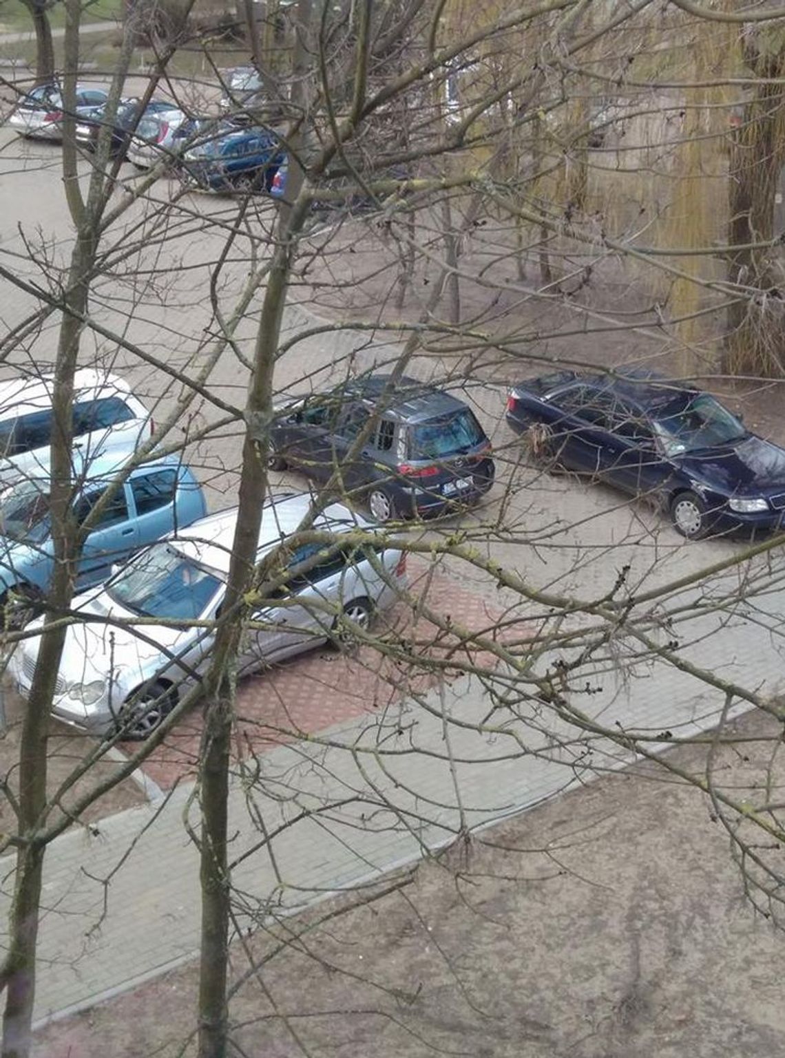 Tak się parkuje przy wieżowcach Tak się parkuje przy wieżowcach