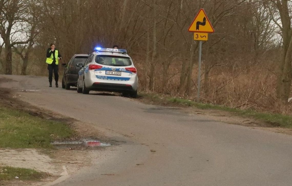Tak uderzył, że wybiło przednią szybę. Tajemnicze zdarzenie Tak uderzył, że wybiło przednią szybę. Tajemnicze zdarzenie