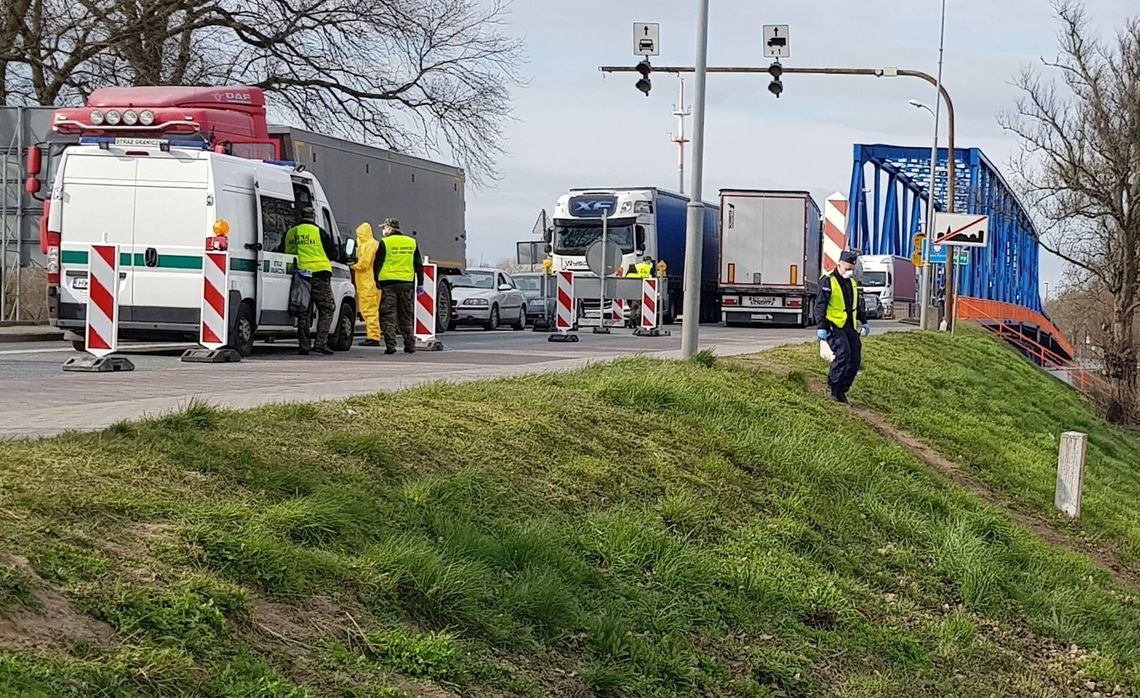 Tak wygląda kontrola graniczna w epoce koronawirusa [FOTO, WIDEO]