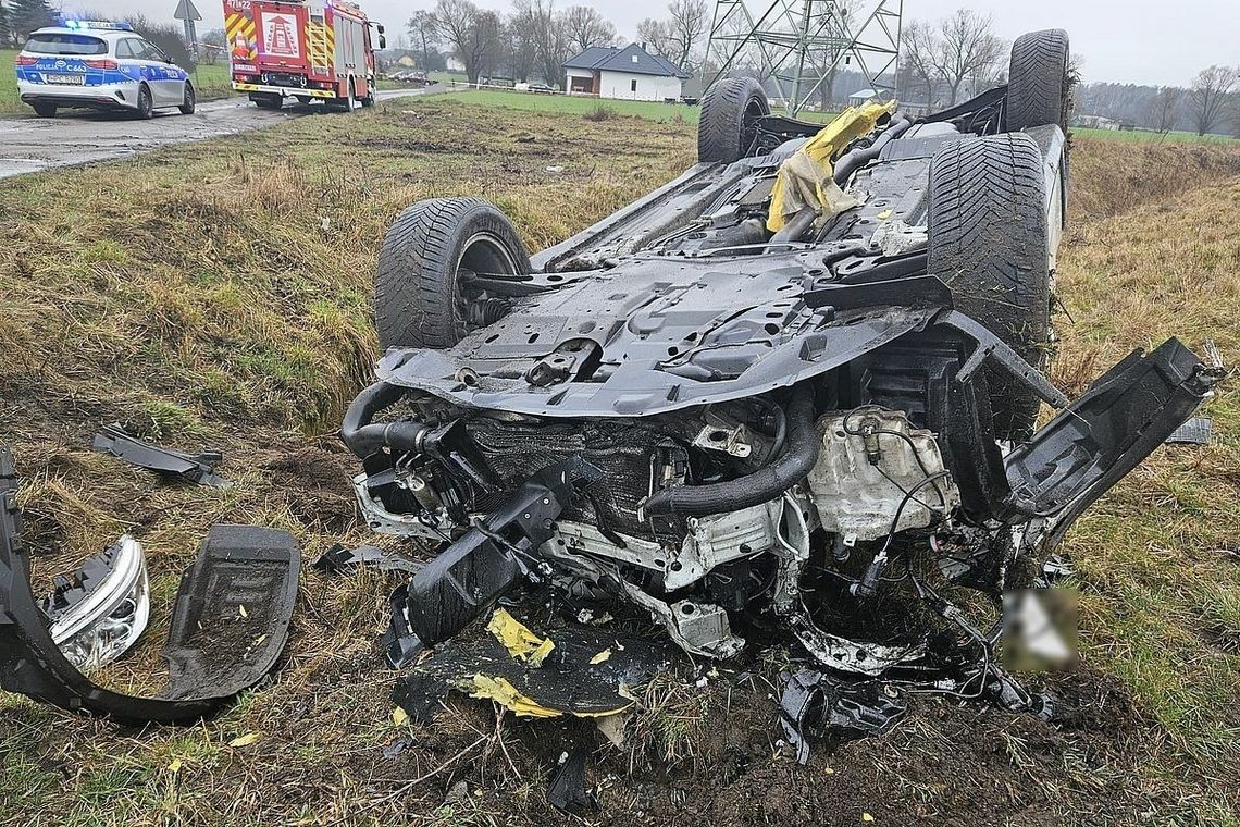 Wjechał na przejazd tuż przed przyjazdem pociągu [FOTO]