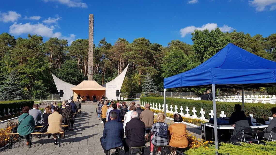 Tak wyglądał koncert na cmentarzu wojennym – [FOTO, WIDEO] 