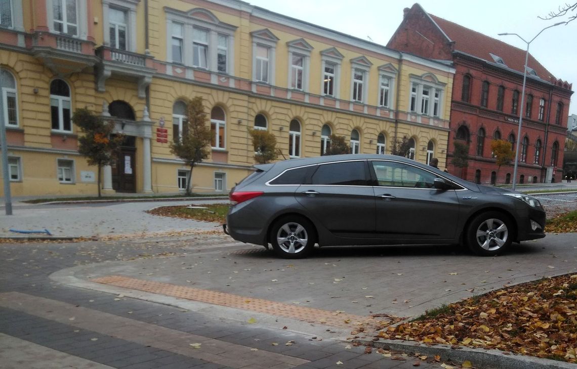 Tak zaparkował pod urzędem Tak zaparkował pod urzędem