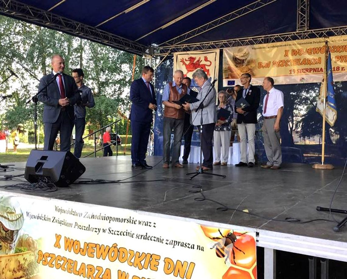 Tam jadą pszczelarze Tam jadą pszczelarze