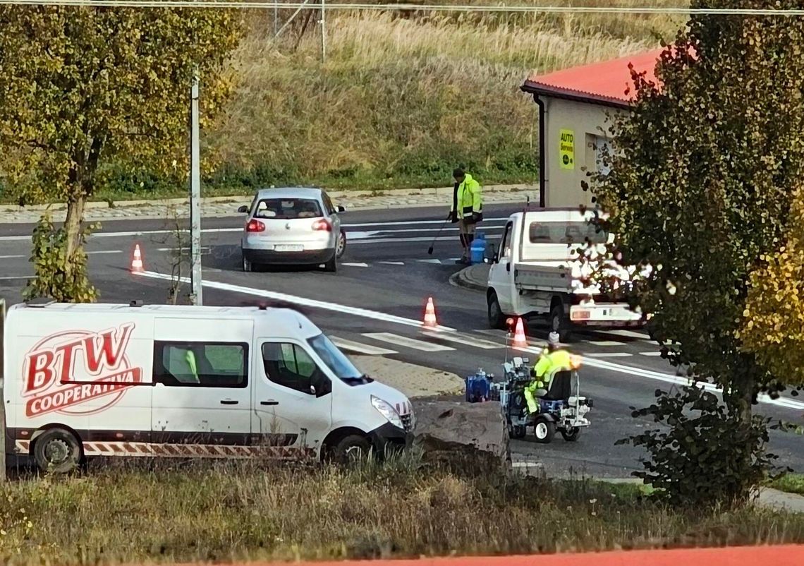 Taniec drogowców z pędzlami, operatora maszyny i samochodów Taniec drogowców z pędzlami, operatora maszyny i samochodów