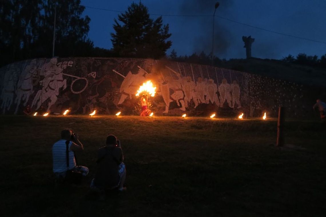 Taniec ognia przed mozaiką Taniec ognia przed mozaiką