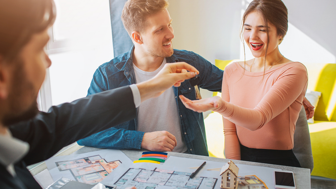 Tanieją mieszkania, ale nie wszystkie. Wiedzą, że bez obniżek nie będzie klienta