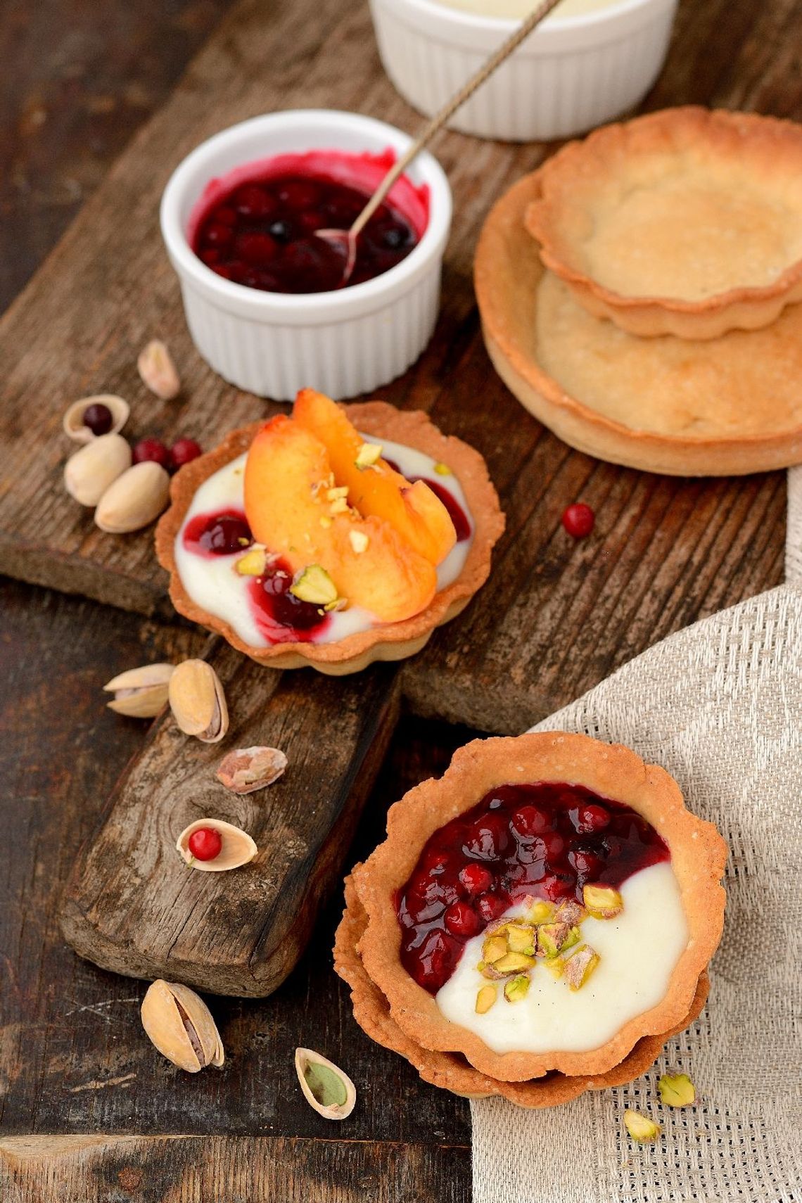 Tartaletki pistacjowe z sosem porzeczkowym Tartaletki pistacjowe z sosem porzeczkowym