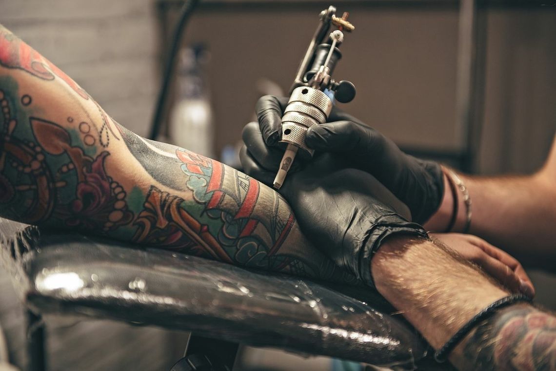 Tatuaże i makijaż permanentny z nowymi zakazami