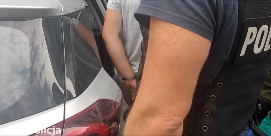 Taxi okradzione i narażone na rozbój. Sprawca wszedł przez szyberdach Taxi okradzione i narażone na rozbój. Sprawca wszedł przez szyberdach