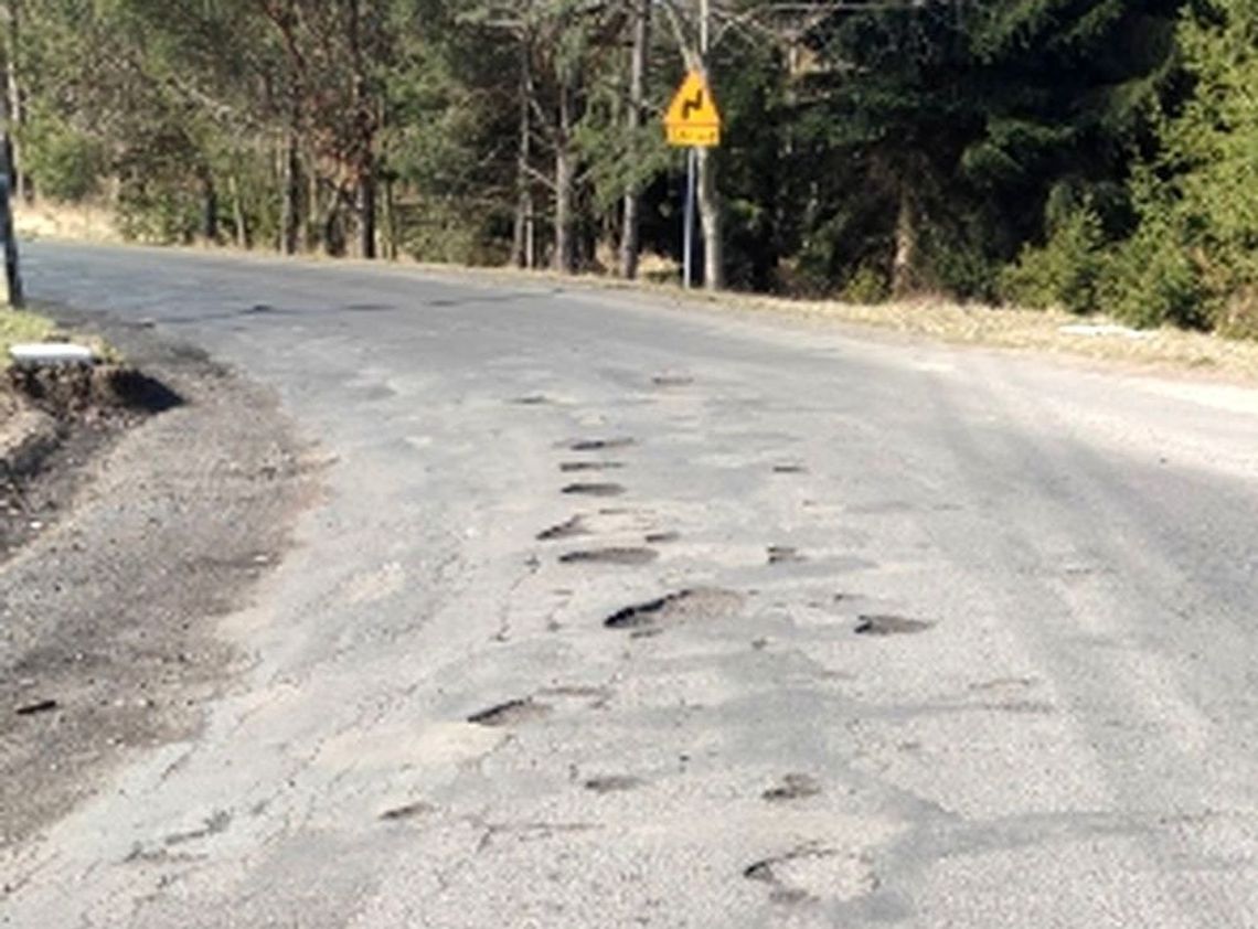 Tędy nie da się przejechać bez uszkodzenia pojazdu! – skarży się czytelnik Tędy nie da się przejechać bez uszkodzenia pojazdu! – skarży się czytelnik