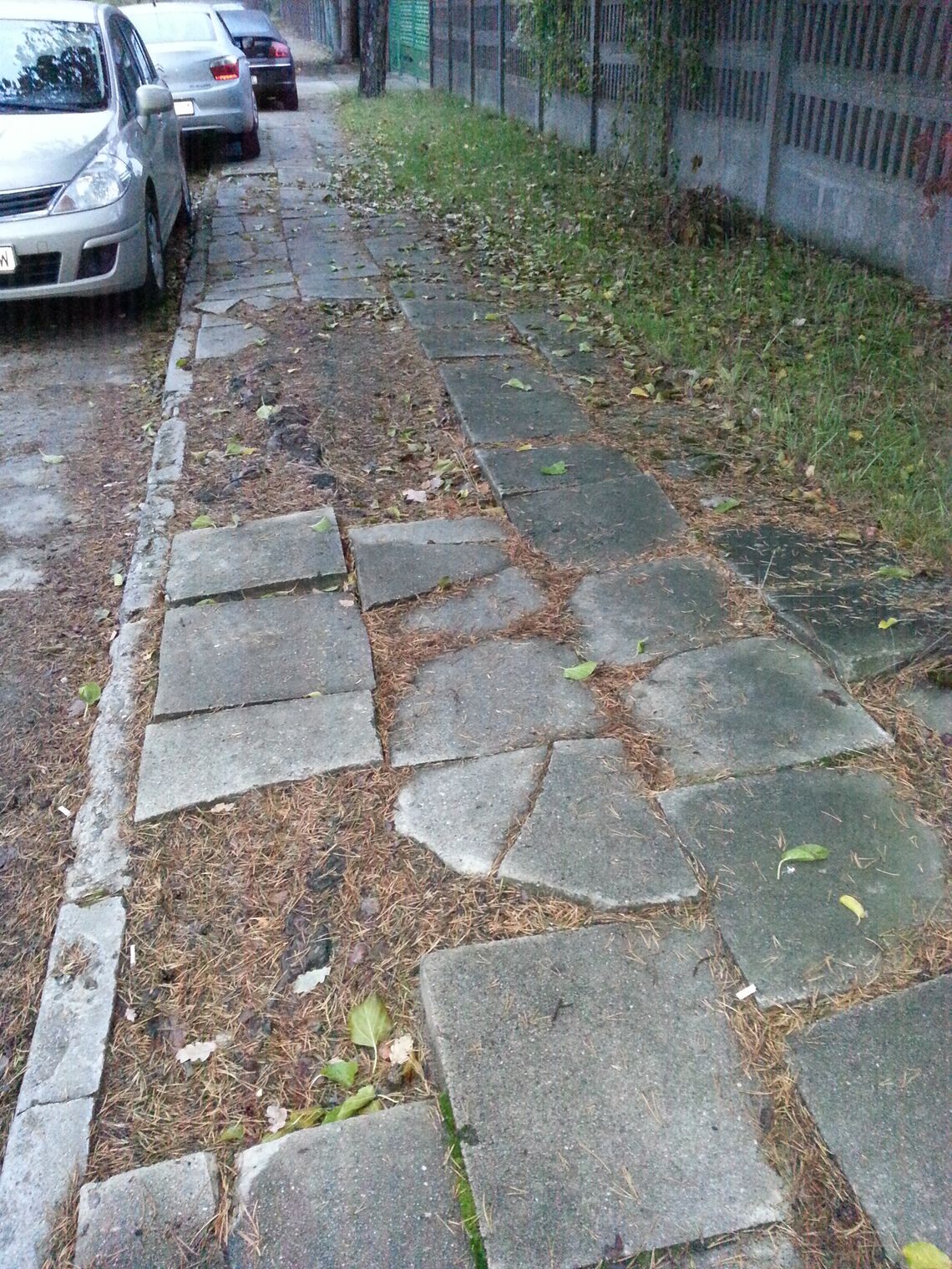 Ten chodnik to zagrożenie! A wiceburmistrz milczy Ten chodnik to zagrożenie! A wiceburmistrz milczy