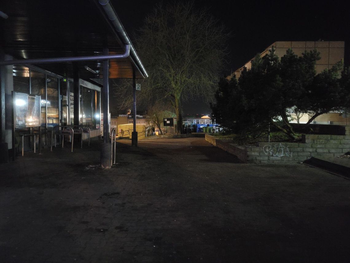 Teren przy Netto po zmroku to pułapka. Mieszkańcy apelują o oświetlenie