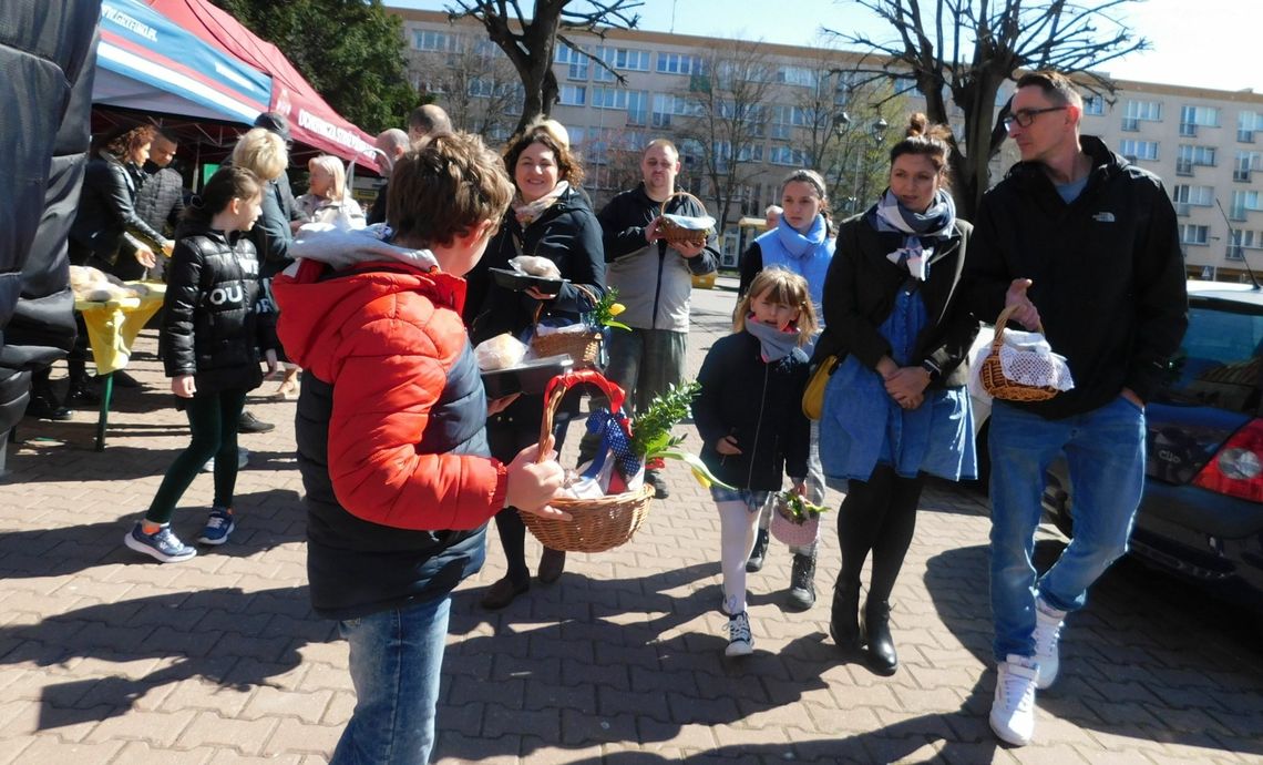 Tłumnie ruszyliśmy z koszyczkami ze święconką Tłumnie ruszyliśmy z koszyczkami ze święconką